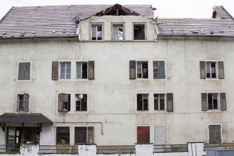 Destruction des bâtiments, 30 août 2012 : baies sur la façade antérieure (est) de l'hôtel. © Région Bourgogne-Franche-Comté, Inventaire du patrimoine Destruction des bâtiments, 30 août 2012 : baies sur la façade antérieure (est) de l'hôtel. © Région Bourgogne-Franche-Comté, Inventaire du patrimoine