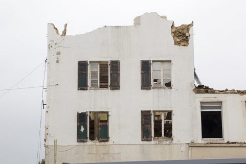 Destruction des bâtiments, 5 septembre 2012 : façade latérale droite (nord) de l'hôtel. © Région Bourgogne-Franche-Comté, Inventaire du patrimoine Destruction des bâtiments, 5 septembre 2012 : façade latérale droite (nord) de l'hôtel. © Région Bourgogne-Franche-Comté, Inventaire du patrimoine