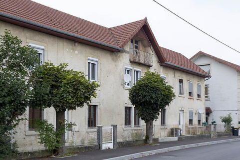 Façade antérieure, de trois quarts gauche. © Région Bourgogne-Franche-Comté, Inventaire du patrimoine Façade antérieure, de trois quarts gauche. © Région Bourgogne-Franche-Comté, Inventaire du patrimoine