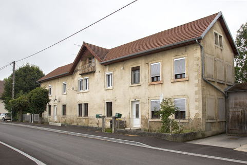 Façade antérieure, de trois quarts droite. © Région Bourgogne-Franche-Comté, Inventaire du patrimoine Façade antérieure, de trois quarts droite. © Région Bourgogne-Franche-Comté, Inventaire du patrimoine