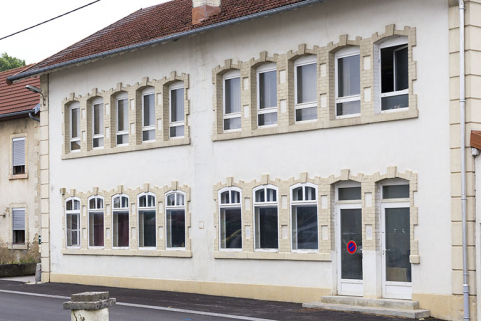 Façade antérieure, de trois quarts droite. © Région Bourgogne-Franche-Comté, Inventaire du patrimoine Façade antérieure, de trois quarts droite. © Région Bourgogne-Franche-Comté, Inventaire du patrimoine