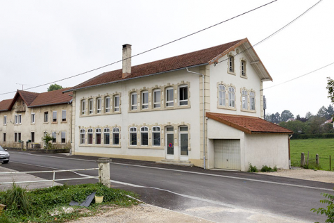 Vue d'ensemble, depuis le nord-est (façades antérieure et latérale droite). © Région Bourgogne-Franche-Comté, Inventaire du patrimoine Vue d'ensemble, depuis le nord-est (façades antérieure et latérale droite). © Région Bourgogne-Franche-Comté, Inventaire du patrimoine
