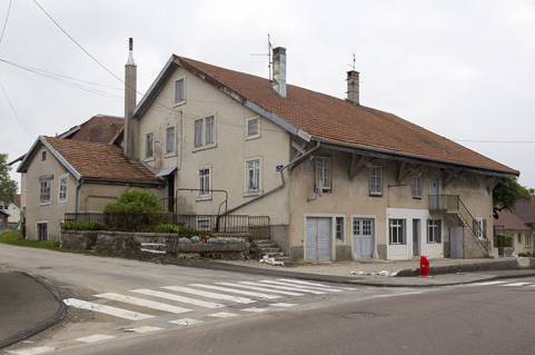 Vue d'ensemble, depuis le nord-ouest : façades postérieure et latérale gauche de la ferme. © Région Bourgogne-Franche-Comté, Inventaire du patrimoine Vue d'ensemble, depuis le nord-ouest : façades postérieure et latérale gauche de la ferme. © Région Bourgogne-Franche-Comté, Inventaire du patrimoine