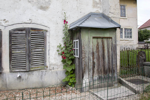 Façade antérieure : fenêtre du rez-de-chaussée et édicule. © Région Bourgogne-Franche-Comté, Inventaire du patrimoine Façade antérieure : fenêtre du rez-de-chaussée et édicule. © Région Bourgogne-Franche-Comté, Inventaire du patrimoine