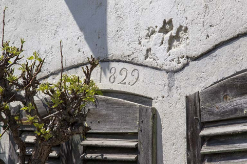 Façade antérieure : date inscrite sur le linteau d'une fenêtre du rez-de-chaussée. © Région Bourgogne-Franche-Comté, Inventaire du patrimoine Façade antérieure : date inscrite sur le linteau d'une fenêtre du rez-de-chaussée. © Région Bourgogne-Franche-Comté, Inventaire du patrimoine