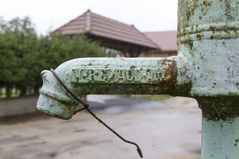 Pompe à eau : nom du fabricant (V. Renaud). © Région Bourgogne-Franche-Comté, Inventaire du patrimoine Pompe à eau : nom du fabricant (V. Renaud). © Région Bourgogne-Franche-Comté, Inventaire du patrimoine