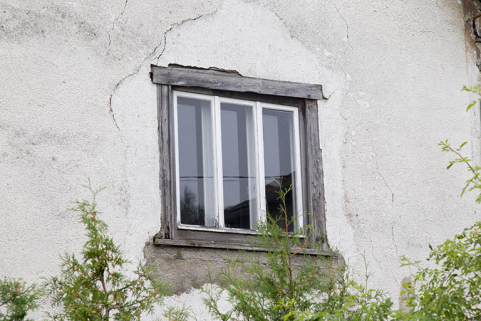 Façade latérale droite : fenêtre à encadrement en bois. © Région Bourgogne-Franche-Comté, Inventaire du patrimoine