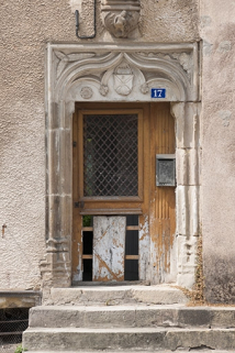 Façade antérieure : la porte d'entrée et son linteau décoré. © Région Bourgogne-Franche-Comté, Inventaire du patrimoine