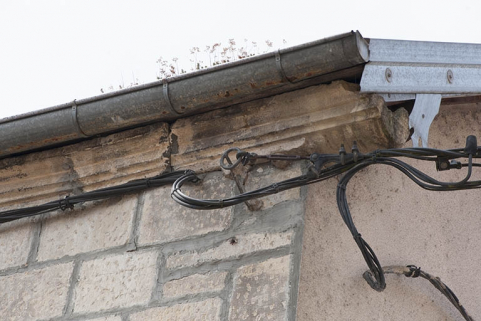 Façade antérieure, détail de la corniche : élément décoratif du 16e siècle. © Région Bourgogne-Franche-Comté, Inventaire du patrimoine