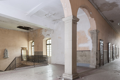 Intérieur : le grand escalier au niveau du couloir. © Région Bourgogne-Franche-Comté, Inventaire du patrimoine