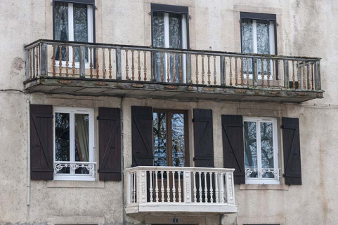 Façade latérale droite (avenue de la Gare) : les balcons à garde-corps en fonte. © Région Bourgogne-Franche-Comté, Inventaire du patrimoine