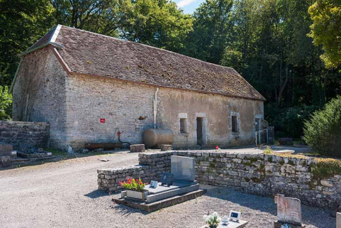 Ancienne ferme située au sud-ouest du cimetière © Région Bourgogne-Franche-Comté, Inventaire du patrimoine Ancienne ferme située au sud-ouest du cimetière © Région Bourgogne-Franche-Comté, Inventaire du patrimoine