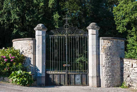 Le portail d'entrée depuis l'intérieur du cimetière © Région Bourgogne-Franche-Comté, Inventaire du patrimoine Le portail d'entrée depuis l'intérieur du cimetière © Région Bourgogne-Franche-Comté, Inventaire du patrimoine