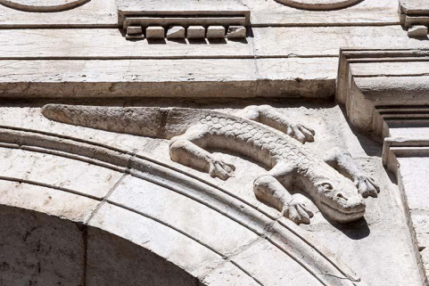 Détail de l'un des reptiles sculptés © Région Bourgogne-Franche-Comté, Inventaire du patrimoine