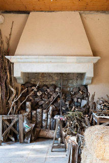 Cheminée située sous le porche © Région Bourgogne-Franche-Comté, Inventaire du patrimoine