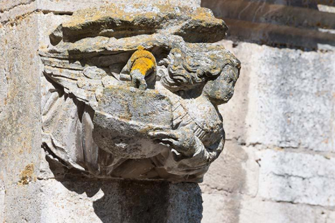 Ange portant un écu situé sur la tour d'escalier © Région Bourgogne-Franche-Comté, Inventaire du patrimoine