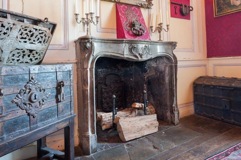 Cheminée en marbre de la tour carrée nord © Région Bourgogne-Franche-Comté, Inventaire du patrimoine