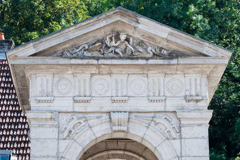Détail du fronton triangulaire © Région Bourgogne-Franche-Comté, Inventaire du patrimoine