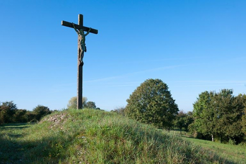 Croix située à l'ouest du château © Région Bourgogne-Franche-Comté, Inventaire du patrimoine Croix située à l'ouest du château © Région Bourgogne-Franche-Comté, Inventaire du patrimoine