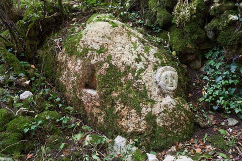 Pierre calcaire sculptée d'un visage humain située dans le Bois de Natoy © Région Bourgogne-Franche-Comté, Inventaire du patrimoine Pierre calcaire sculptée d'un visage humain située dans le Bois de Natoy © Région Bourgogne-Franche-Comté, Inventaire du patrimoine