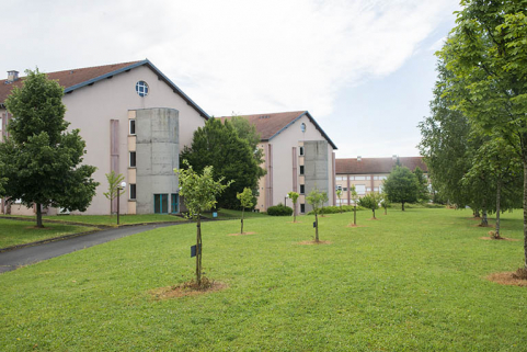 Les pignons sud-ouest de l'externat d'enseignement scientifique avec leurs cages d'escaliers en béton. © Région Bourgogne-Franche-Comté, Inventaire du patrimoine