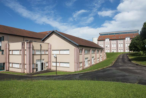 Angle sud-est du bâtiment d'enseignement scientifique et façade antérieure de l'internat. © Région Bourgogne-Franche-Comté, Inventaire du patrimoine