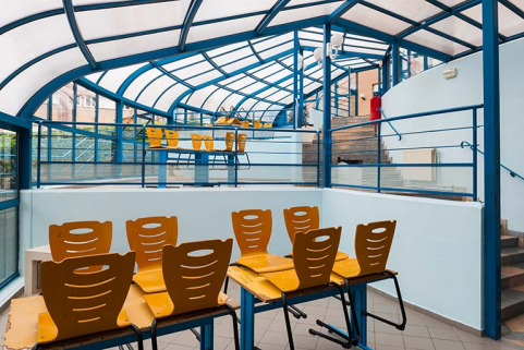 Intérieur des espaces de liaison entre externat et le bâtiment de restauration et du centre de documentation et d'information. © Région Bourgogne-Franche-Comté, Inventaire du patrimoine