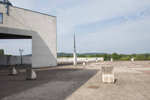 La place parvis et son horloge solaire vue de l'est. © Région Bourgogne-Franche-Comté, Inventaire du patrimoine