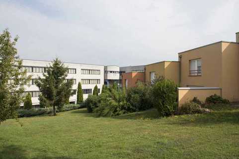 Façades postérieures ouest des logements et façade postérieure sud-est du lycée. © Région Bourgogne-Franche-Comté, Inventaire du patrimoine