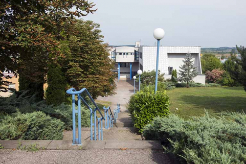 Escalier desservant les façades sud-est du lycée et les façades antérieures est des logements. © Région Bourgogne-Franche-Comté, Inventaire du patrimoine