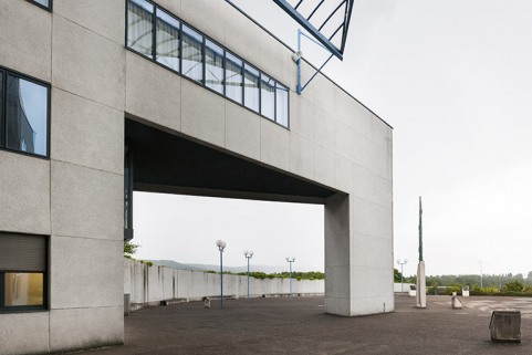 Vue sur la place parvis et son horloge solaire depuis l'entrée. © Région Bourgogne-Franche-Comté, Inventaire du patrimoine