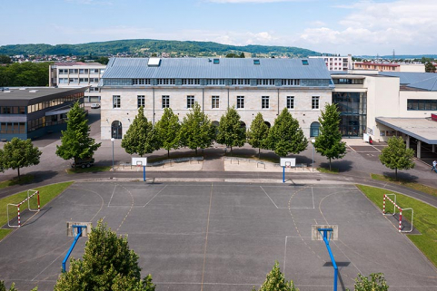 Cour, stade et façade est de l'externat. © Région Bourgogne-Franche-Comté, Inventaire du patrimoine
