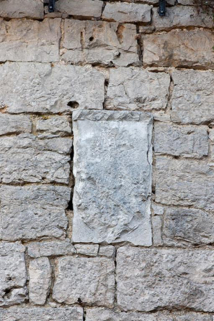 Détail d'un blason martelé situé sur la tour © Région Bourgogne-Franche-Comté, Inventaire du patrimoine