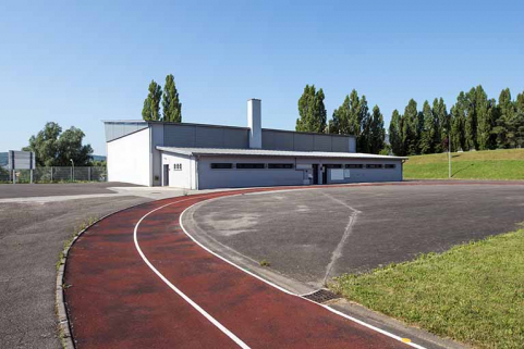 Angle nord-est du gymnase. © Région Bourgogne-Franche-Comté, Inventaire du patrimoine Angle nord-est du gymnase. © Région Bourgogne-Franche-Comté, Inventaire du patrimoine