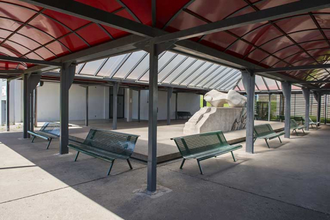 L'oeuvre dans son contexte, sous son préau. © Région Bourgogne-Franche-Comté, Inventaire du patrimoine L'oeuvre dans son contexte, sous son préau. © Région Bourgogne-Franche-Comté, Inventaire du patrimoine