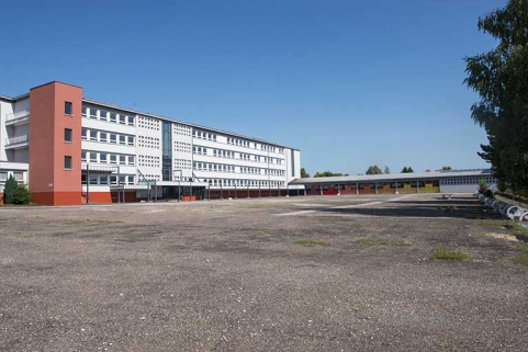 Cour devant les préaux et l'externat. © Région Bourgogne-Franche-Comté, Inventaire du patrimoine Cour devant les préaux et l'externat. © Région Bourgogne-Franche-Comté, Inventaire du patrimoine