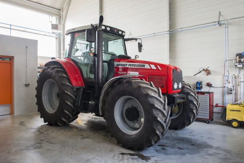 Matériel pédagogique de mécanique : tracteur.  © Région Bourgogne-Franche-Comté, Inventaire du patrimoine