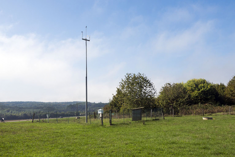 Au sud-ouest du terrain, la station météo. © Région Bourgogne-Franche-Comté, Inventaire du patrimoine