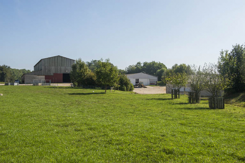 Vue d'ensemble des façades ouest des bâtiments d'exploitation. © Région Bourgogne-Franche-Comté, Inventaire du patrimoine
