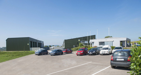 Aire de stationnement, façades est de la halle du machinisme au sud, du hall d'exposition et de la halle d'agroéquipement, au nord.  © Région Bourgogne-Franche-Comté, Inventaire du patrimoine