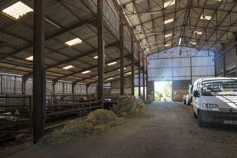 Vue intérieure du bâtiment d'exploitation, d'élevage ovin et bovin. © Région Bourgogne-Franche-Comté, Inventaire du patrimoine
