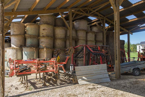 Fourrage et matériel dans le hangar à matériel est. © Région Bourgogne-Franche-Comté, Inventaire du patrimoine