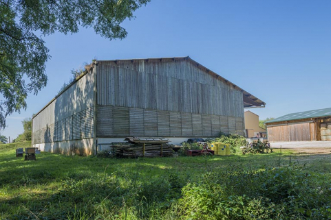 Angle sud-est du hangar à fourrage sud-est et ruches au sud. © Région Bourgogne-Franche-Comté, Inventaire du patrimoine