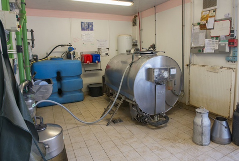 Tank à lait dans le bâtiment de production laitière.  © Région Bourgogne-Franche-Comté, Inventaire du patrimoine