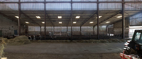 Dans le bâtiment de production laitière. © Région Bourgogne-Franche-Comté, Inventaire du patrimoine