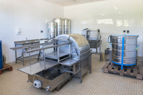 Matériel de miellerie dans le bâtiment d'exploitation, d'élevage ovin et bovin.  © Région Bourgogne-Franche-Comté, Inventaire du patrimoine