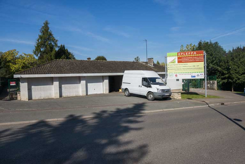 Le long de la rue Belin, garages, entrées des piétons, des véhicules, de part et d'autre de la loge. © Région Bourgogne-Franche-Comté, Inventaire du patrimoine