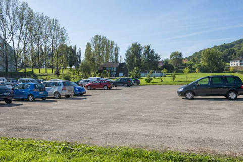 Aire de stationnement, bordée à l'est par l'internat, façades nord-est du logement du directeur et du dépôt.  © Région Bourgogne-Franche-Comté, Inventaire du patrimoine