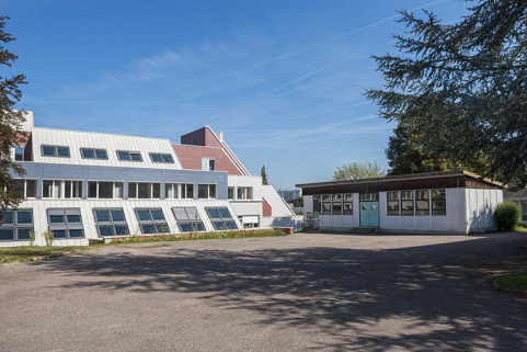 Angles sud-est du bâtiment du cfa et cfppa et du préfabriqué nord. © Région Bourgogne-Franche-Comté, Inventaire du patrimoine
