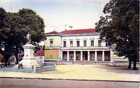 L'hôtel de ville et la monument aux morts sur une carte postale  © Archives départementales de la Haute-Saône